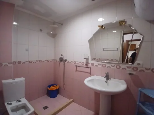 Tirane, jepet me qera apartament 1+1 Kati 3, 70 m² 500 € (Komuna e Parisit)
