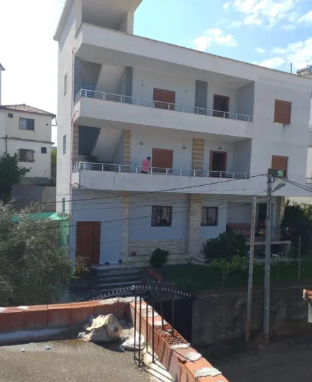 Tirane, jepet me qera apartament 2+1 Kati 1, 130 m² 450 € (Sauk)