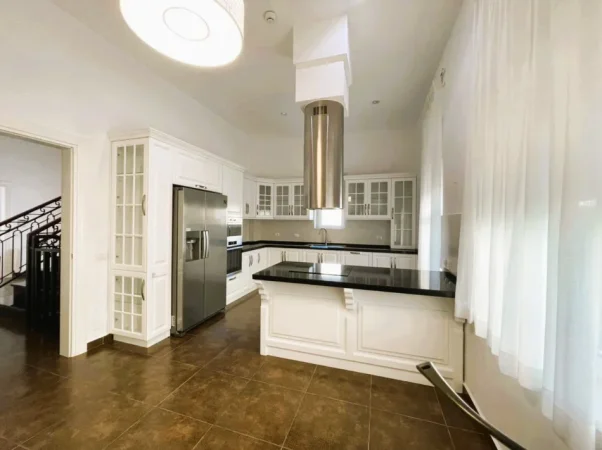 Tirane, jepet me qera Vile Vile 3 Katshe , 970 m² 4.500 € 