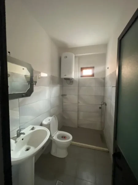 Tirane, jepet me qera apartament 2+1 Kati 1, 80 m² 300 € (Stacioni I Trenit)