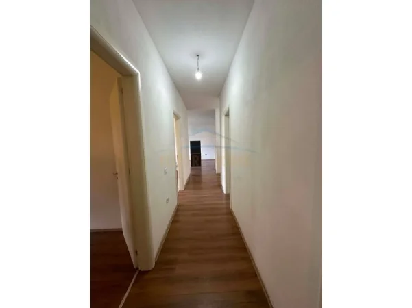Tirane, jepet me qera apartament 3+1 Kati 7, 136 m² 700 € 