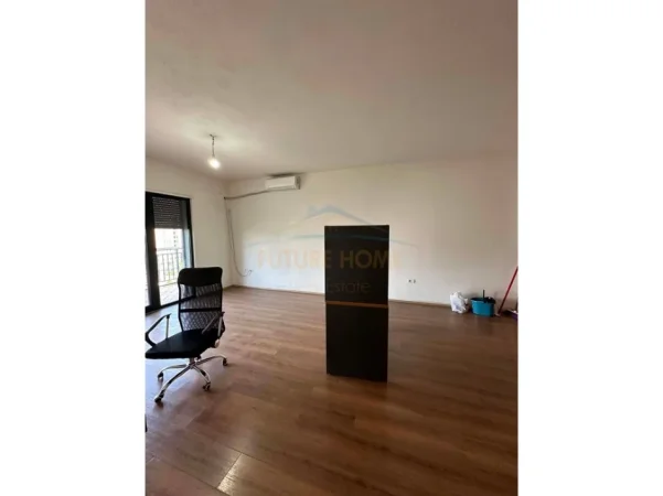 Tirane, jepet me qera apartament 3+1 Kati 7, 136 m² 700 € 