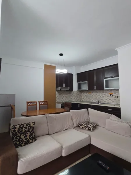 Tirane, jepet me qera apartament 2+1 Kati 8, 90 m² 450 € (Yzberisht, prane Nela 6)