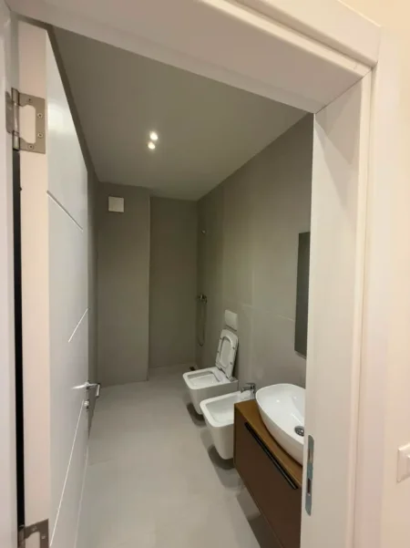 Tirane, jepet me qera apartament 3+1 Kati 3, 127 m² 1.100 € (Rruga Jordan Misja)
