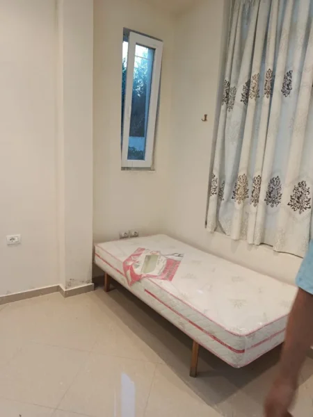 Tirane, jepet me qera apartament 1+1 Kati 1, 50 m² 300 € (Qendra Shëndetësore Qytet Studenti)