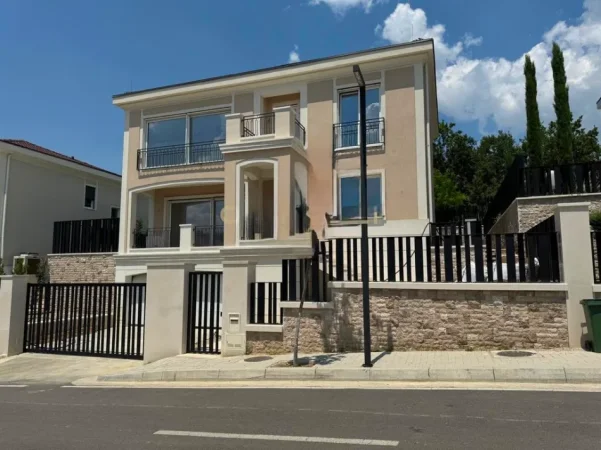 Tirane, jepet me qera Vile , 500 m² 5.000 € (Collina Verde Teg)