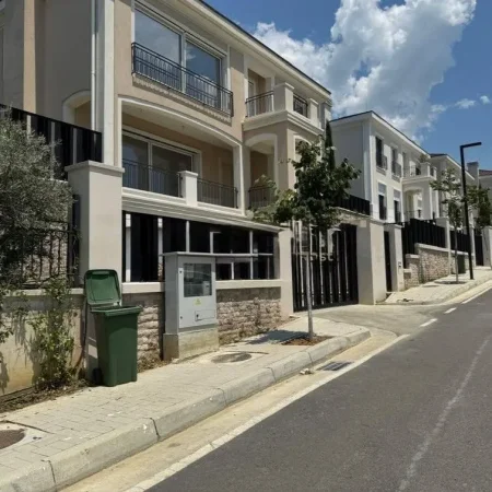 Tirane, jepet me qera Vile , 500 m² 5.000 € (Collina Verde Teg)