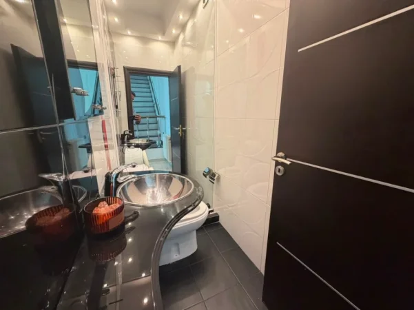 Tirane, jepet me qera apartament 3+1+Ballkon Kati 6, 140 m² 1.400 € (rruga e kavajes)