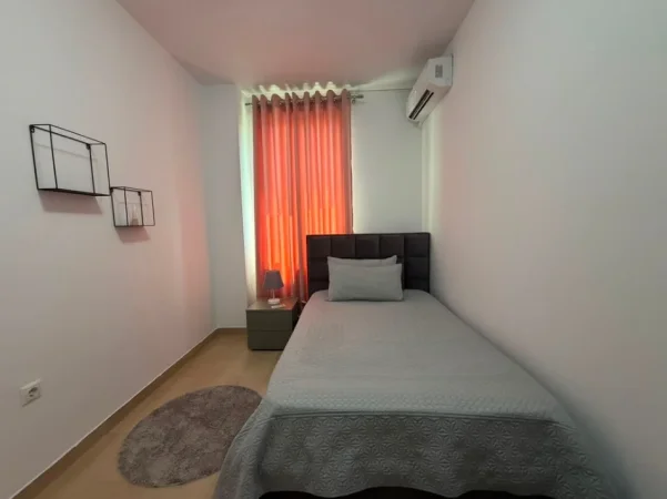 Tirane, jepet me qera apartament 3+1+Ballkon Kati 6, 140 m² 1.400 € (rruga e kavajes)