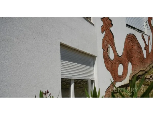 Tirane, jepet me qera apartament 3+1 Kati 2, 193 m² 2.500 € (kodra e diellit 1)