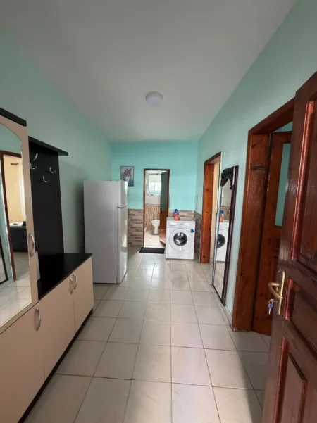 Tirane, jepet me qera apartament 1+1 Kati 1, 65 m² 350 € (Rruga Napolon Roshi)