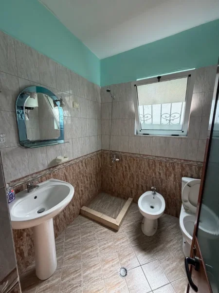 Tirane, jepet me qera apartament 1+1 Kati 1, 65 m² 350 € (Rruga Napolon Roshi)