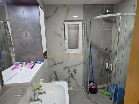 Tirane, jepet me qera shtepi 2+1+Aneks+Ballkon Kati 2, 100 m² 600 € (Ali Demi)