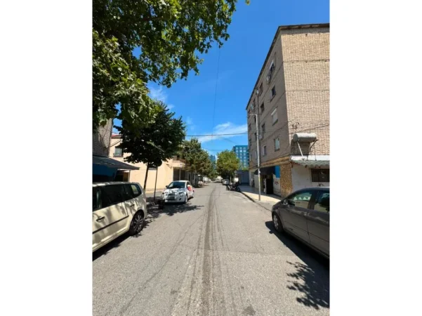 Tirane, shitet apartament 1+1,  Kati 3, 56 m² 92.000 € (Ali Demi) Tek Tregu i Ri Elektrik