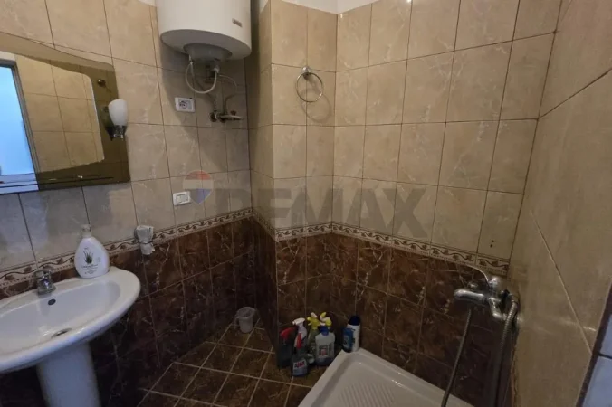 Tirane, jepet me qera apartament 2+1+Ballkon Kati 5, 99 m² 620 € (Rruga Barrikada)