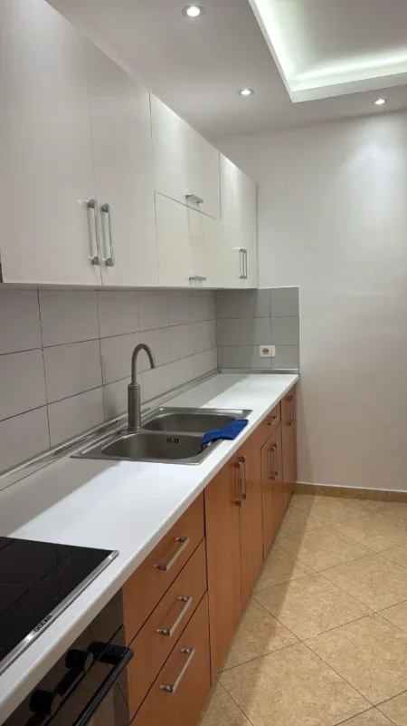 Tirane, jepet me qera 2+1 Kati 5, 89 m² 600 € (Fusha e Aviacionit, prane Bar Malboro)
