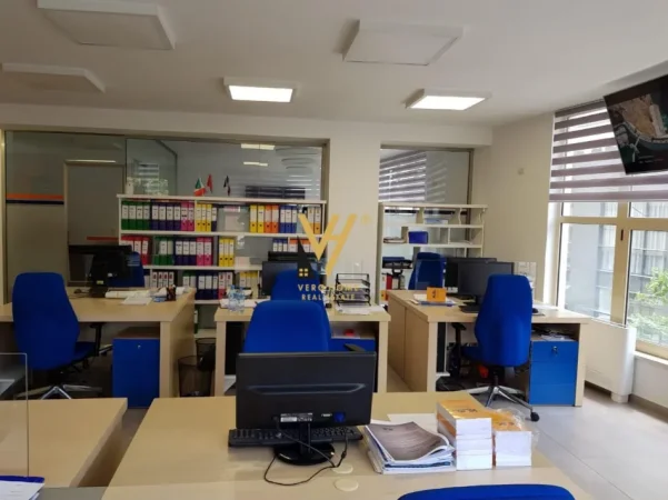 Tirane, jepet me qera zyre Kati 1, 120 m² 1.800 € (KOMUNA E PARISIT)