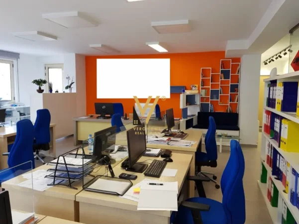 Tirane, jepet me qera zyre Kati 1, 120 m² 1.800 € (KOMUNA E PARISIT)