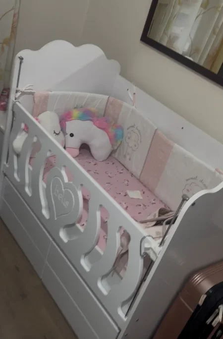 shitet krevat bebi