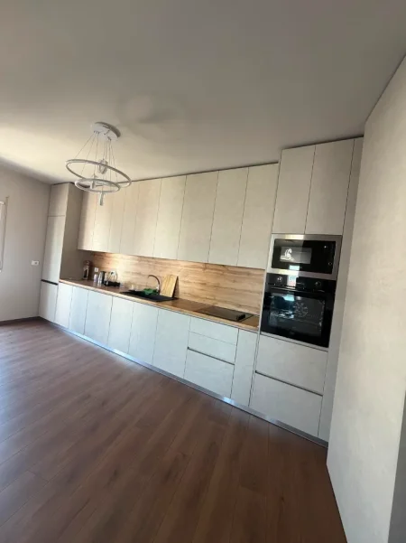 Tirane, jepet me qera apartament 2+1+Ballkon Kati 6, 700 € (Don Bosko)