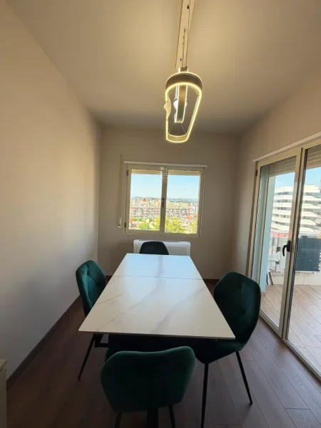 Tirane, jepet me qera apartament 2+1+Ballkon Kati 6, 700 € (Don Bosko)