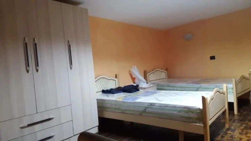 Tirane, jepet me qera apartament duplex 1+1 Kati 1, 35 m² 400 € (Rruga Budi, Pranë Ambasadës Amerikane, Tiranë.)