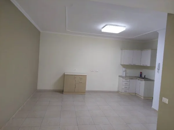 Tirane, jepet me qera ambjent biznesi Kati 2, 100 m² 1.500 € (Xheko Imperial)
