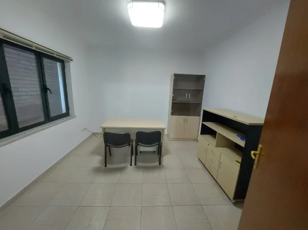 Tirane, jepet me qera ambjent biznesi Kati 2, 100 m² 1.500 € (Xheko Imperial)