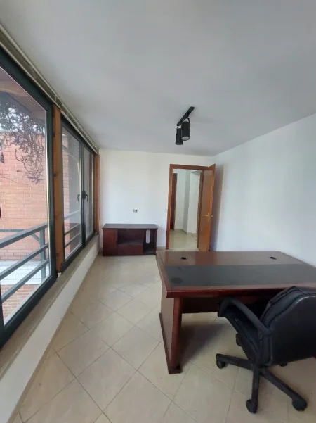 Tirane, jepet me qera ambjent biznesi Kati 2, 100 m² 1.500 € (Xheko Imperial)