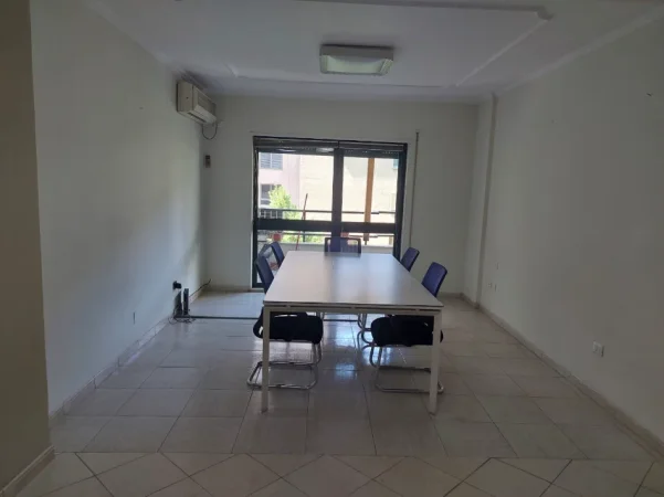 Tirane, jepet me qera ambjent biznesi Kati 2, 100 m² 1.500 € (Xheko Imperial)