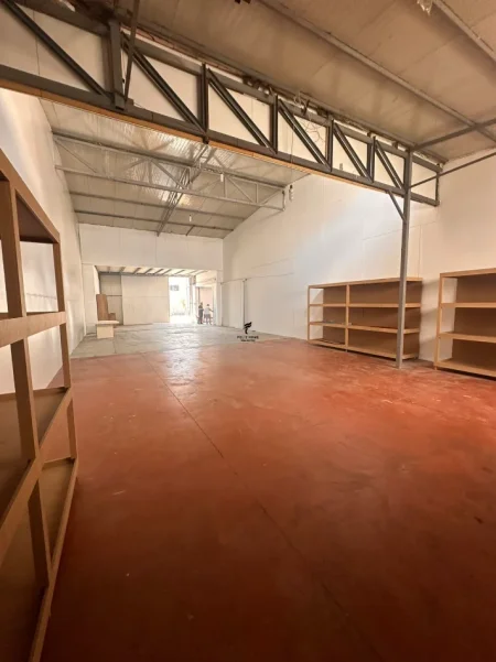 Tirane, jepet me qera magazine , 680 m² 4.600 € (AUTOSTRADA TIRANE-DURRES)