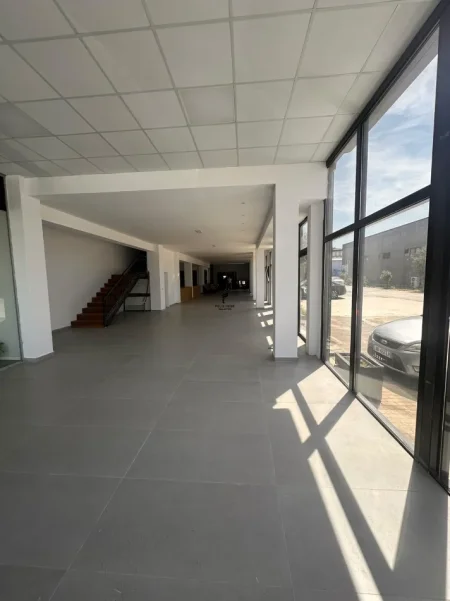 Tirane, jepet me qera magazine , 680 m² 4.600 € (AUTOSTRADA TIRANE-DURRES)