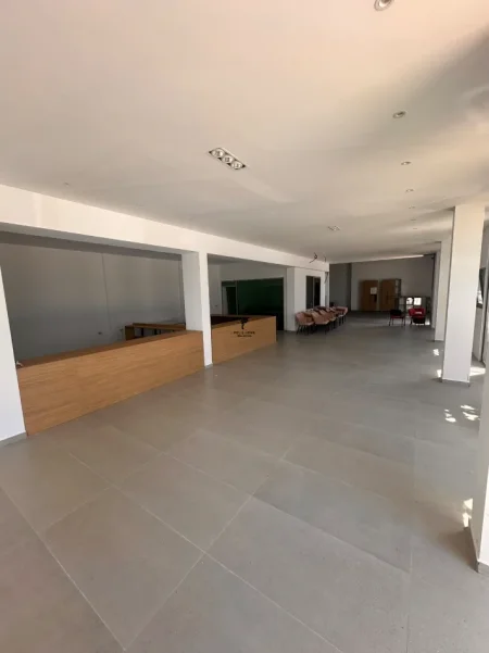 Tirane, jepet me qera magazine , 680 m² 4.600 € (AUTOSTRADA TIRANE-DURRES)