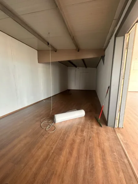 Tirane, jepet me qera magazine , 680 m² 4.600 € (AUTOSTRADA TIRANE-DURRES)