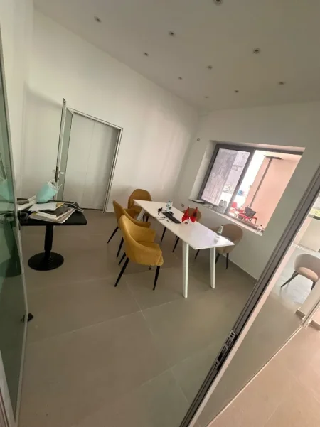 Tirane, jepet me qera magazine , 680 m² 4.600 € (AUTOSTRADA TIRANE-DURRES)
