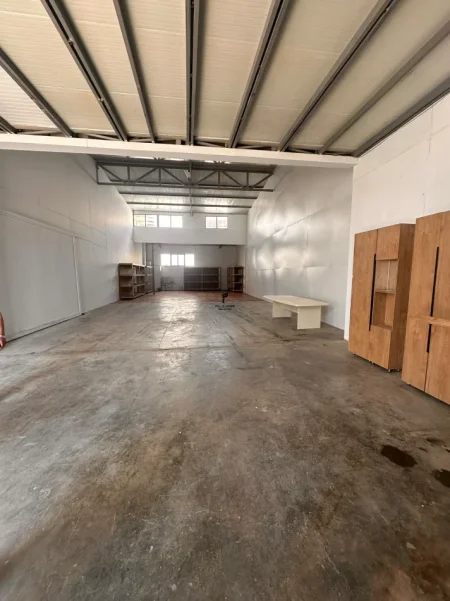 Tirane, jepet me qera magazine , 680 m² 4.600 € (AUTOSTRADA TIRANE-DURRES)