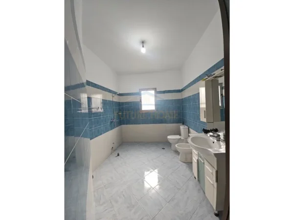 Durres, jepet me qera apartament 3+1 Kati 2, 100 m² 350 € (Spitalle, Durres)