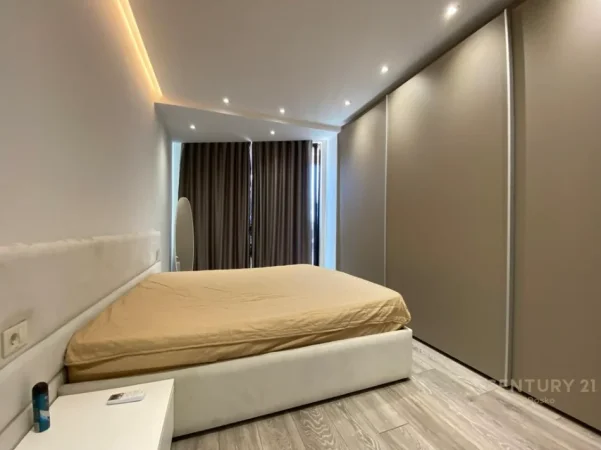 Tirane, jepet me qera apartament 1+1 Kati 13, 75 m² 700 € (mine peza)