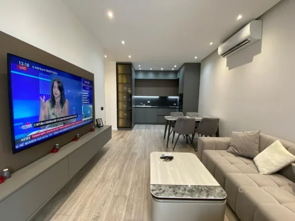 Tirane, jepet me qera apartament 1+1 Kati 13, 75 m² 700 € (mine peza)