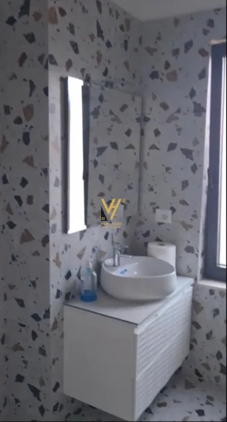 Tirane, jepet me qera zyre Kati 4, 100 m² 920 € (RRUGA E BARRIKADAVE)
