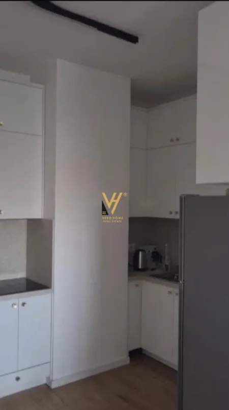 Tirane, jepet me qera zyre Kati 4, 100 m² 920 € (RRUGA E BARRIKADAVE)