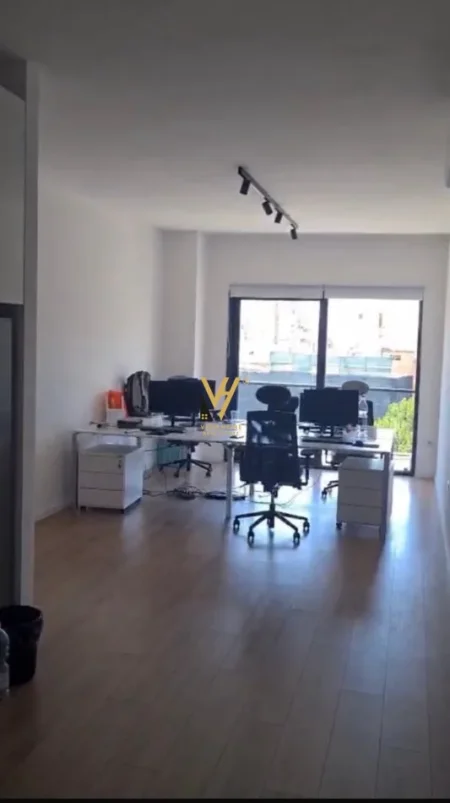 Tirane, jepet me qera zyre Kati 4, 100 m² 920 € (RRUGA E BARRIKADAVE)