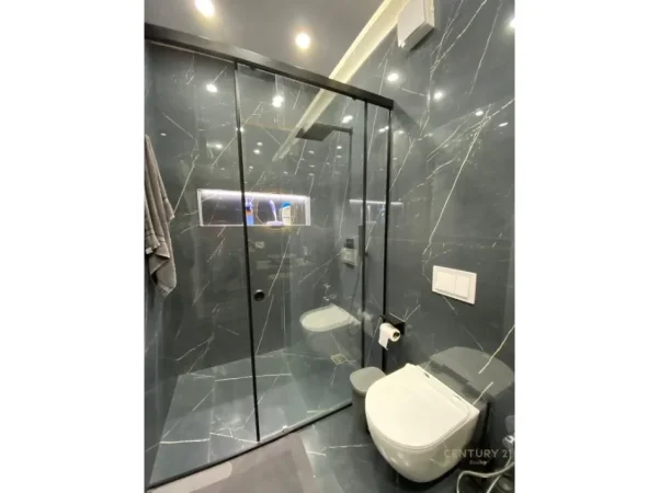 Tirane, jepet me qera apartament 1+1+Ballkon Kati 13, 75 m² 700 € (Residenca Golden Tower, Mine Peza)