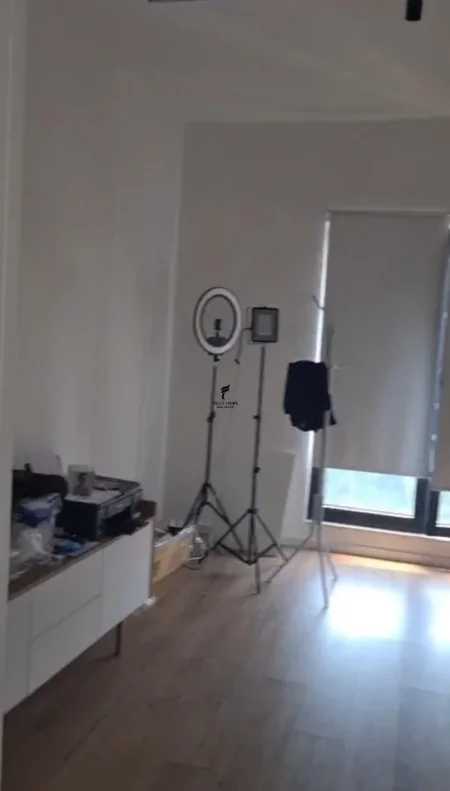 Tirane, jepet me qera zyre Kati 4, 100 m² 900 € (RRUGA E BARRIKADAVE)