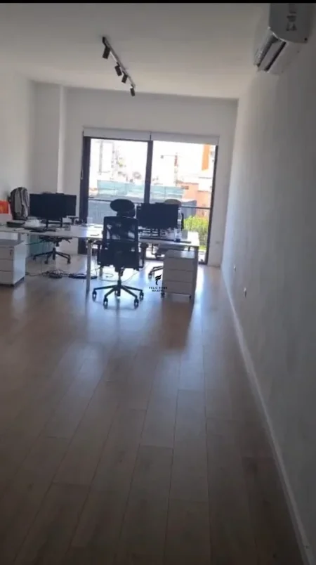 Tirane, jepet me qera zyre Kati 4, 100 m² 900 € (RRUGA E BARRIKADAVE)