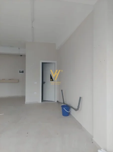 Tirane, jepet me qera dyqan Kati 0, 45 m² 420 € (SELITE)