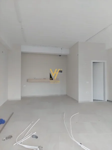 Tirane, jepet me qera dyqan Kati 0, 45 m² 420 € (SELITE)