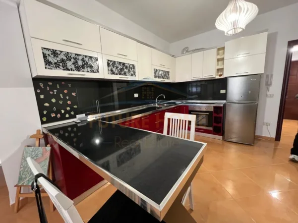 Tirane, jepet me qera apartament 2+1+Ballkon Kati 5, 93 m² 570 € (Rruga Teodor Keko)