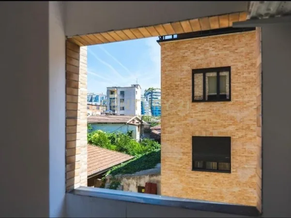 Tirane, jepet me qera apartament 1+1+Ballkon Kati 1, 64 m² 600 € (Stacioni i Trenit)