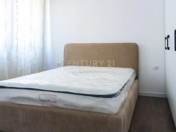 Tirane, jepet me qera apartament 1+1+Ballkon Kati 1, 64 m² 600 € (Stacioni i Trenit)